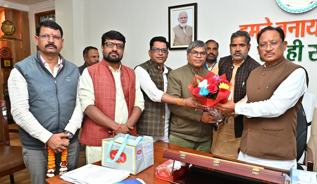 मुख्यमंत्री विष्णु देव साय से वीर शहीद दीपक भारद्वाज स्मृति समिति के सदस्यों की सौजन्य मुलाकात