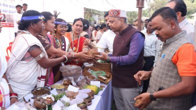 बस्तर पंडुम अंतर्गत बस्तर और बकावंड में लोक संस्कृति के महापर्व में मांदर की थाप पर थिरके कलाकार