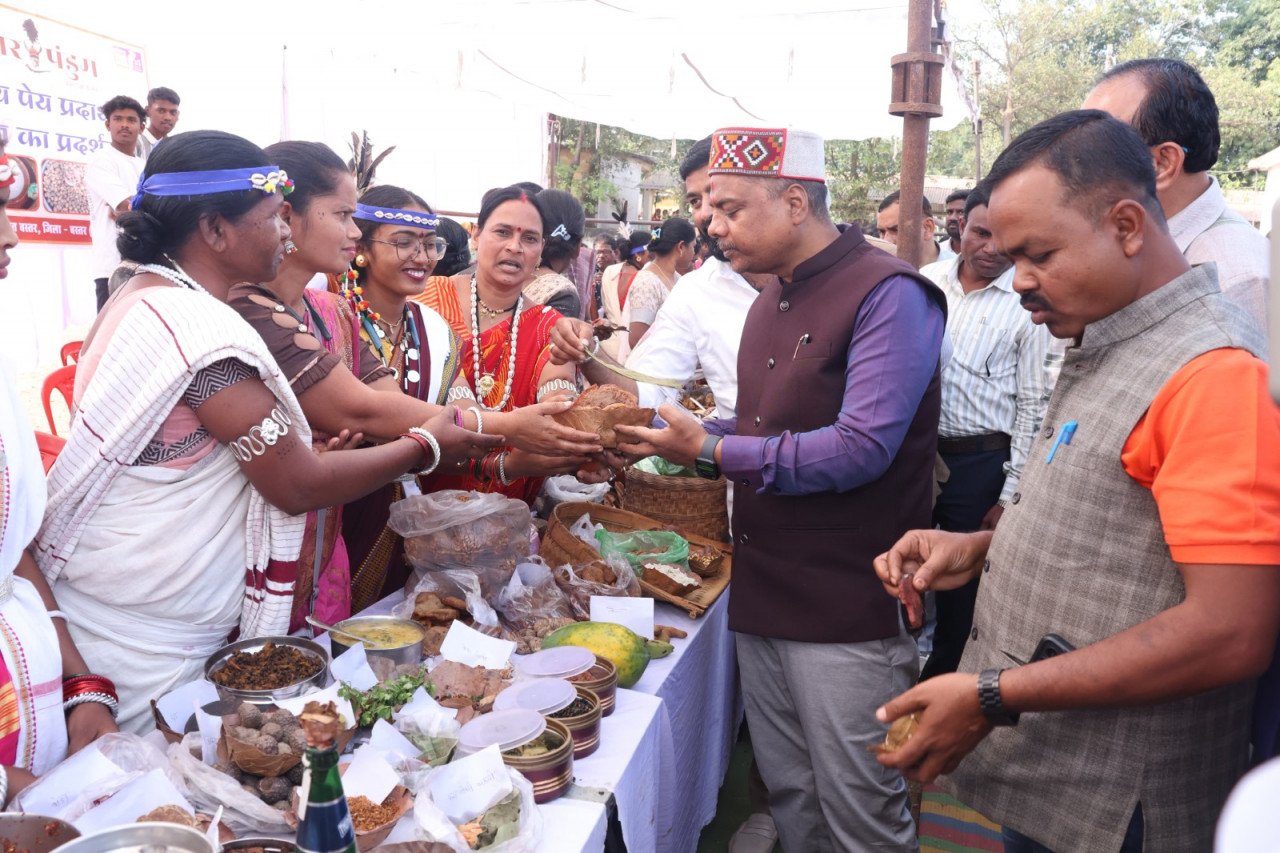 बस्तर पंडुम अंतर्गत बस्तर और बकावंड में लोक संस्कृति के महापर्व में मांदर की थाप पर थिरके कलाकार