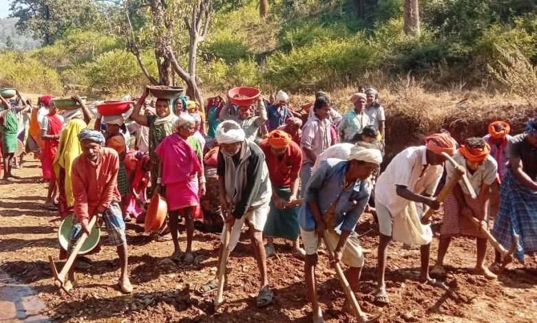 महात्मा गांधी नरेगा योजना के क्रियान्वयन में कबीरधाम जिला फिर अग्रणी, 35 लाख 60 हजार मानव दिवस रोजगार का सृजन करते हुए 78 करोड़ 81 लाख रुपए का हुआ मजदूरी भुगतान