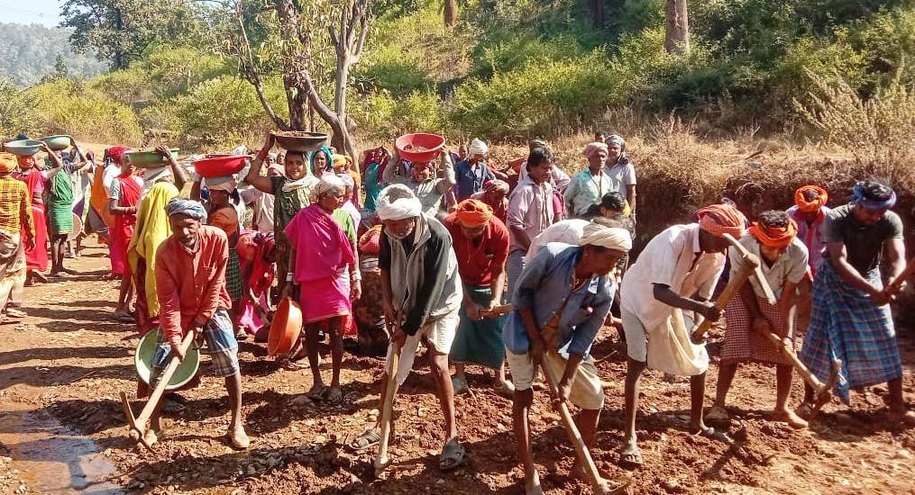 महात्मा गांधी नरेगा योजना के क्रियान्वयन में कबीरधाम जिला फिर अग्रणी, 35 लाख 60 हजार मानव दिवस रोजगार का सृजन करते हुए 78 करोड़ 81 लाख रुपए का हुआ मजदूरी भुगतान