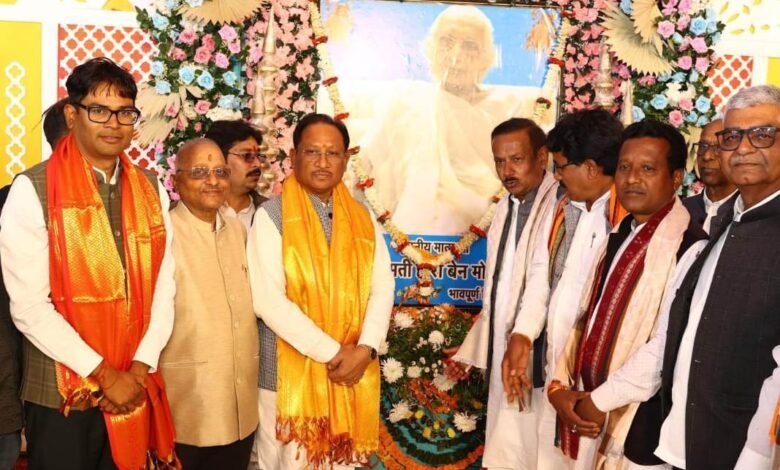 प्रधानमंत्री की माताश्री हीराबेन मोदी की पुण्य स्मृति में आयोजित शिव महापुराण कथा में शामिल हुए मुख्यमंत्री विष्णु देव साय