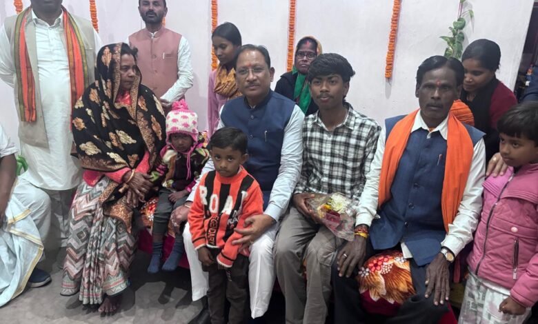 मुख्यमंत्री विष्णु देव साय ने प्रधानमंत्री आवास योजना के हितग्राही के घर पहुँचकर जाना ज़मीनी अनुभव