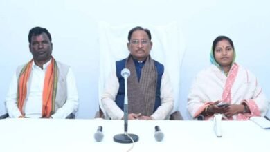 मुख्यमंत्री विष्णु देव साय ने सूरजपुर में शासकीय कार्यक्रमों के क्रियान्वयन की समीक्षा, कहा - सरकार की योजनाओं का लाभ समाज के अंतिम व्यक्ति तक पहुंचाएं