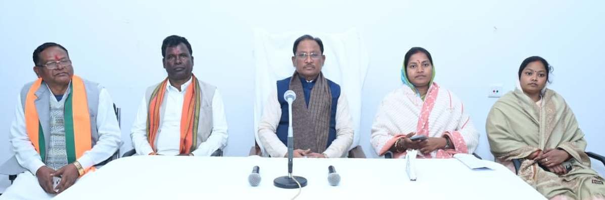 मुख्यमंत्री विष्णु देव साय ने सूरजपुर में शासकीय कार्यक्रमों के क्रियान्वयन की समीक्षा, कहा - सरकार की योजनाओं का लाभ समाज के अंतिम व्यक्ति तक पहुंचाएं