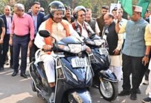 राष्ट्रीय सड़क सुरक्षा माह-2026 : मुख्यमंत्री ने सड़क सुरक्षा का संदेश देते हुए स्वयं हेलमेट पहनकर चलाई स्कूटी, राज्यस्तरीय सड़क सुरक्षा सम्मान समारोह में हुए शामिल