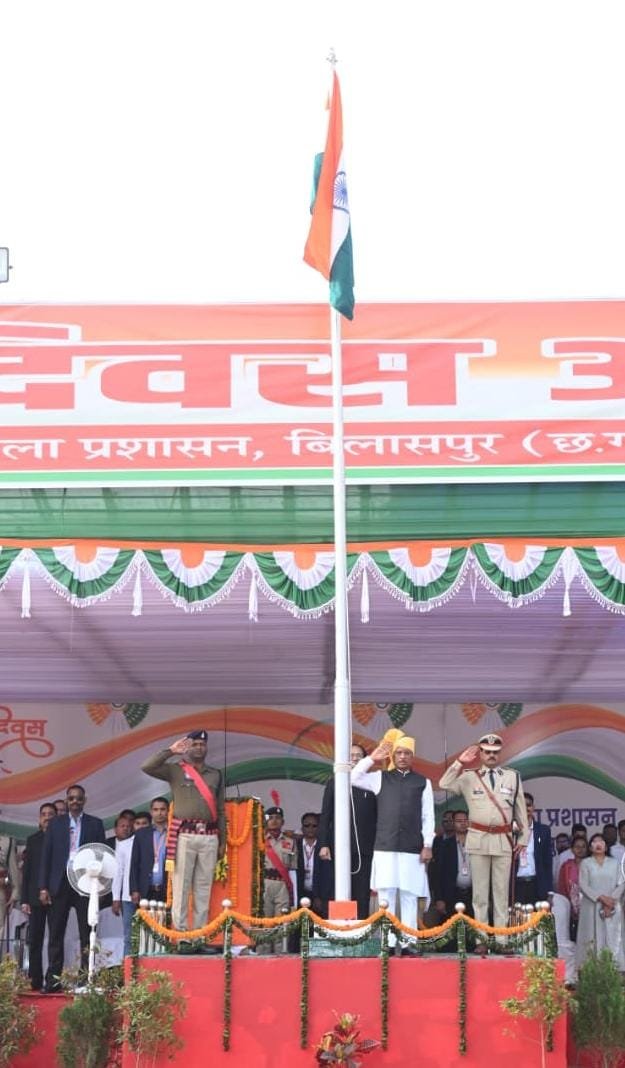 मुख्यमंत्री विष्णु देव साय ने गणतंत्र दिवस पर बिलासपुर में फहराया तिरंगा, कहा - संविधान, लोकतंत्र और सुशासन के रास्ते विकसित छत्तीसगढ़ का निर्माण सरकार का संकल्प 1 1769407279 6f5093d51d9707345f90