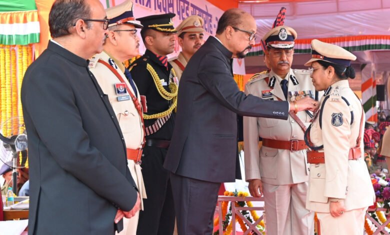राज्यपाल ने गणतंत्र दिवस समारोह में वीरता, शौर्य एवं उत्कृष्ट सेवा के लिए किया सम्मानित