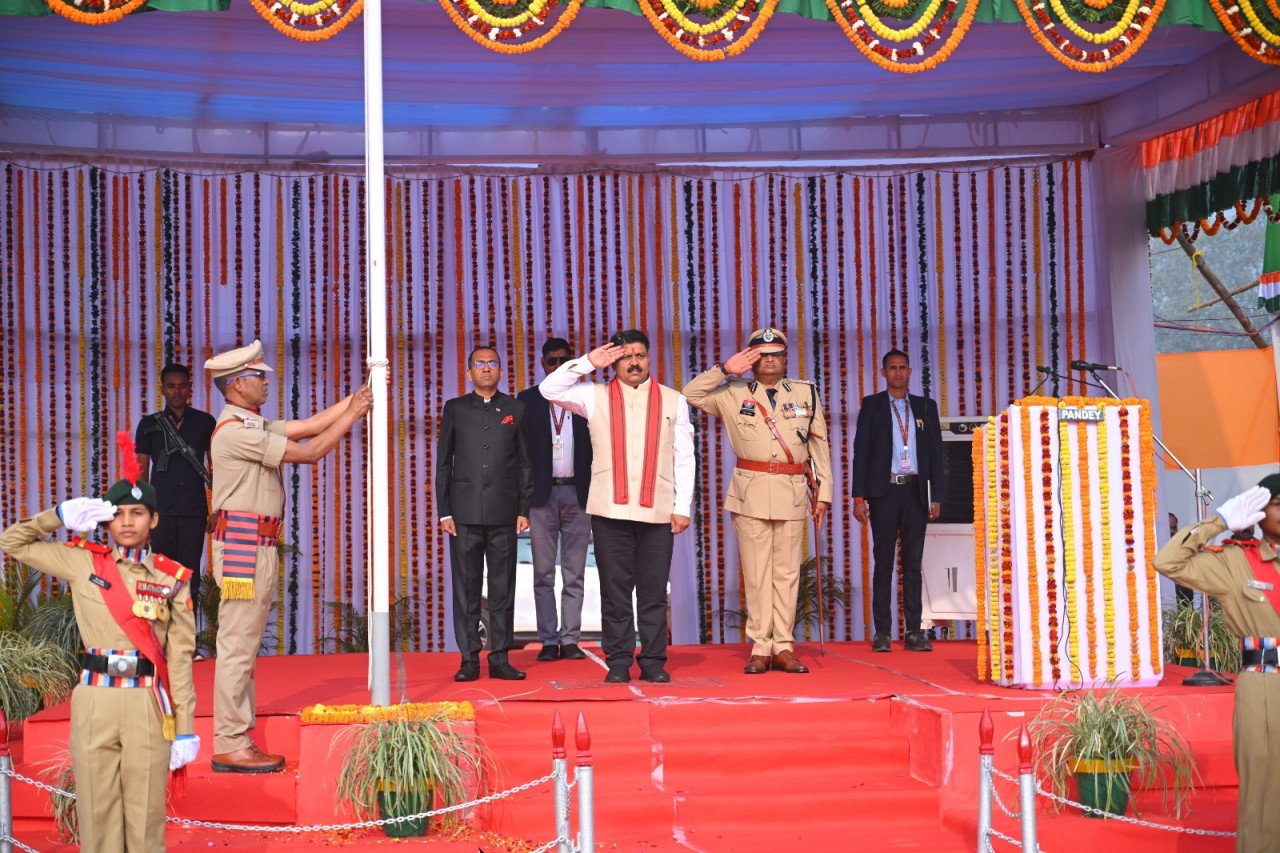 उपमुख्यमंत्री विजय शर्मा ने गणतंत्र दिवस पर अम्बिकापुर के पीजी कॉलेज मैदान में फहराया राष्ट्रीय ध्वज