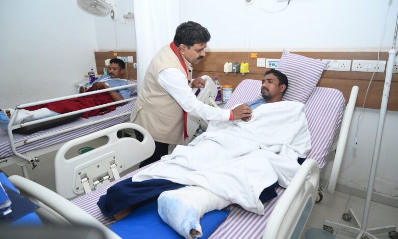 उपमुख्यमंत्री विजय शर्मा ने आईईडी ब्लास्ट में घायल जवानों से अस्पताल में की मुलाकात, चिकित्सकों से उपचार की जानकारी लेकर परिजनों से की चर्चा