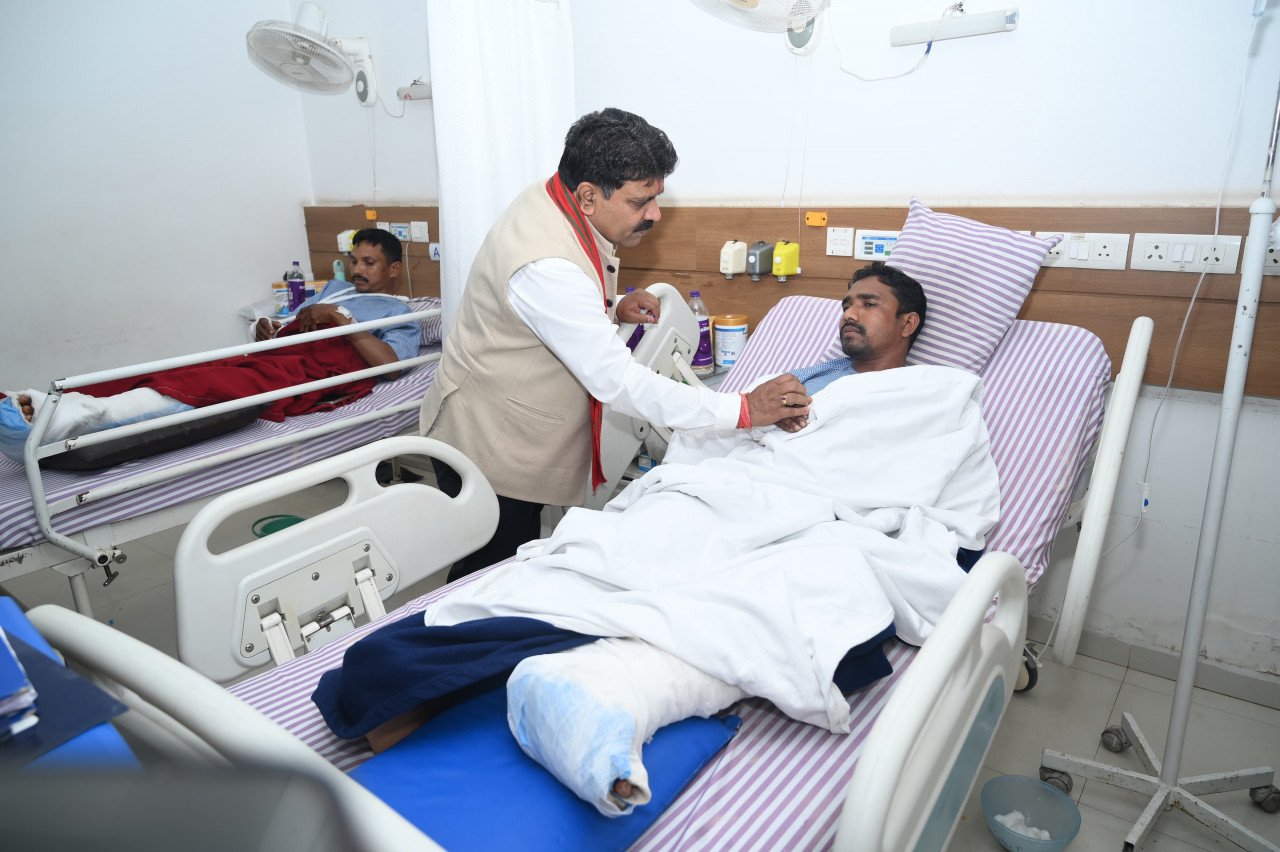उपमुख्यमंत्री विजय शर्मा ने आईईडी ब्लास्ट में घायल जवानों से अस्पताल में की मुलाकात, चिकित्सकों से उपचार की जानकारी लेकर परिजनों से की चर्चा