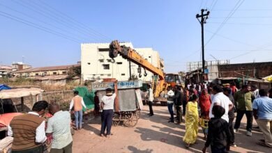 नवीन बाजार में अतिक्रमण पर नगर पालिका का बुलडोज़र एक्शन; सड़क घेरकर व्यापार करने वालों पर सख्त प्रहार, अवैध ठेले जब्त