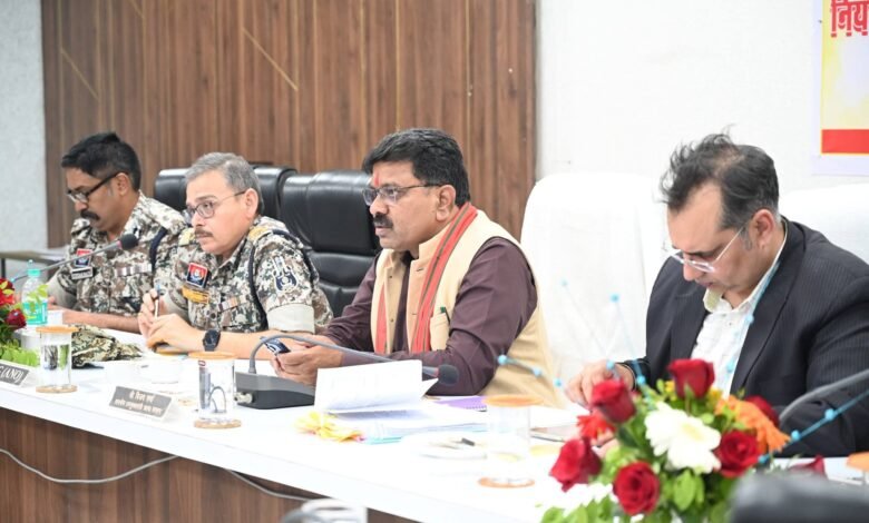 उपमुख्यमंत्री विजय शर्मा ने बीजापुर में जिला स्तरीय अधिकारियों से नियद नेल्ला नार योजना की ली समीक्षा बैठक, कहा - 31 मार्च 2026 तक सशस्त्र माओवाद के पूर्ण उन्मूलन निश्चित 4 उपमुख्यमंत्री विजय शर्मा ने बीजापुर में जिला स्तरीय अधिकारियों से नियद नेल्ला नार योजना की ली समीक्षा बैठक, कहा - 31 मार्च 2026 तक सशस्त्र माओवाद के पूर्ण उन्मूलन निश्चित