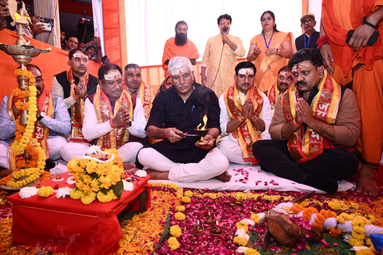 भोरमदेव कॉरिडोर विकास परियोजना का केन्द्रीय पर्यटन मंत्री गजेन्द्र सिंह शेखावत एवं मुख्यमंत्री विष्णुदेव साय ने किया भूमिपूजन 2 भोरमदेव कॉरिडोर विकास परियोजना का केन्द्रीय पर्यटन मंत्री गजेन्द्र सिंह शेखावत एवं मुख्यमंत्री विष्णुदेव साय ने किया भूमिपूजन