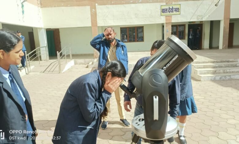 कबीरधाम जिले में दो दिवसीय खगोल कार्यशाला एवं रात्रिकालीन आकाश अवलोकन कार्यक्रम संपन्न; टेलीस्कोप से बच्चों ने देखा सूर्य, चंद्रमा, शनि और अन्य ग्रहों का लाइव अद्भुत नजारा 6 कबीरधाम जिले में दो दिवसीय खगोल कार्यशाला एवं रात्रिकालीन आकाश अवलोकन कार्यक्रम संपन्न; टेलीस्कोप से बच्चों ने देखा सूर्य, चंद्रमा, शनि और अन्य ग्रहों का लाइव अद्भुत नजारा