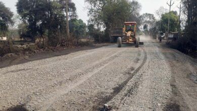 ग्राम बानों से रेंगाखार तक किया जा रहा सड़क मरम्मत कार्य