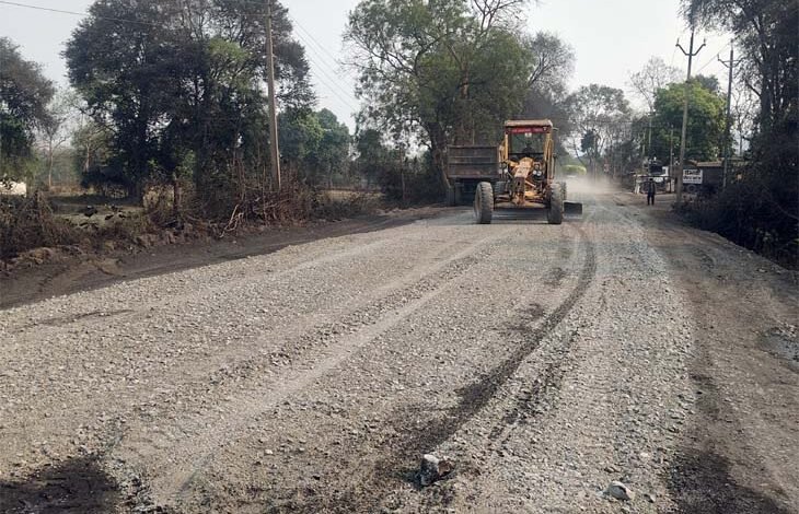ग्राम बानों से रेंगाखार तक किया जा रहा सड़क मरम्मत कार्य