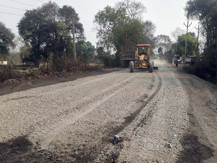 ग्राम बानों से रेंगाखार तक किया जा रहा सड़क मरम्मत कार्य 1 ग्राम बानों से रेंगाखार तक किया जा रहा सड़क मरम्मत कार्य