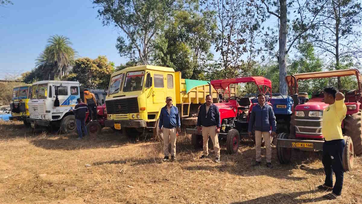 Major Action Against Illegal Mining: अवैध उत्खनन पर बड़ी कार्रवाई...16 वाहन जब्त, पोकलेन मशीन भी सीज 2 123
