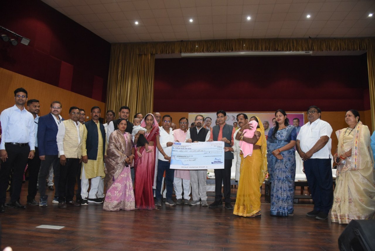 Labour Brothers And Sisters Should Become Aware: श्रमिक भाई -बहन बनें जागरूक...कल्याणकारी योजनाओं का अधिक से अधिक लाभ ले-:राजस्व मंत्री 2 1771570699 fc808a1c7d2386d30e5c