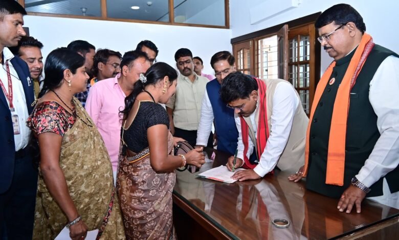 सहयोग केन्द्र में उपमुख्यमंत्री विजय शर्मा से मिले कार्यकर्ता, आवेदनों के निराकरण हेतु दिए संबंधित विभाग को निर्देश