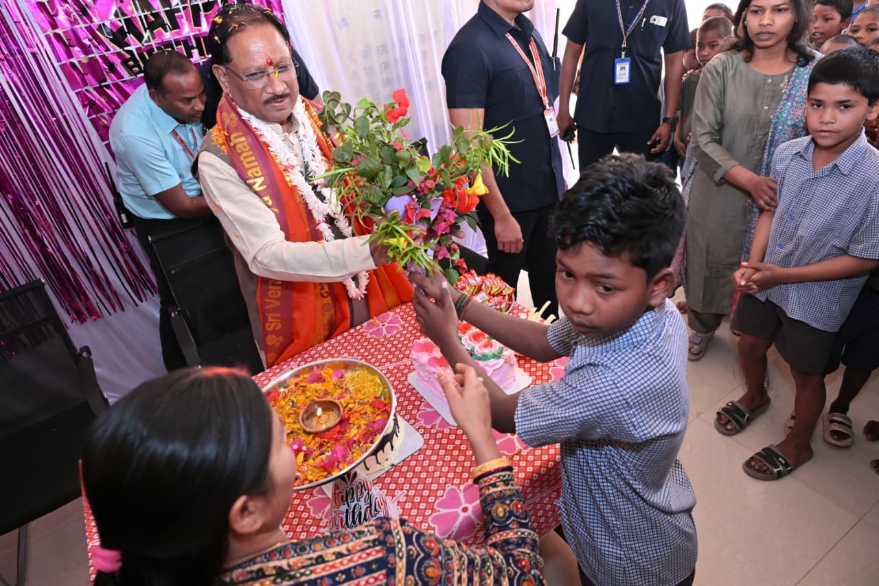 HBD CM Vishnu Deo Sai: मुख्यमंत्री विष्णुदेव साय ने बच्चों के बीच मनाया 62वां जन्मदिवस, बालक आश्रम बगिया में बांटी खुशियां 3 CM SAI BDY1