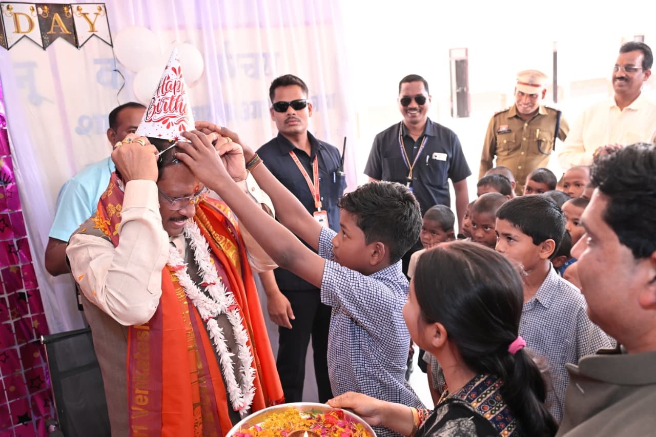 HBD CM Vishnu Deo Sai: मुख्यमंत्री विष्णुदेव साय ने बच्चों के बीच मनाया 62वां जन्मदिवस, बालक आश्रम बगिया में बांटी खुशियां 2 CM SAI BDY3jpeg