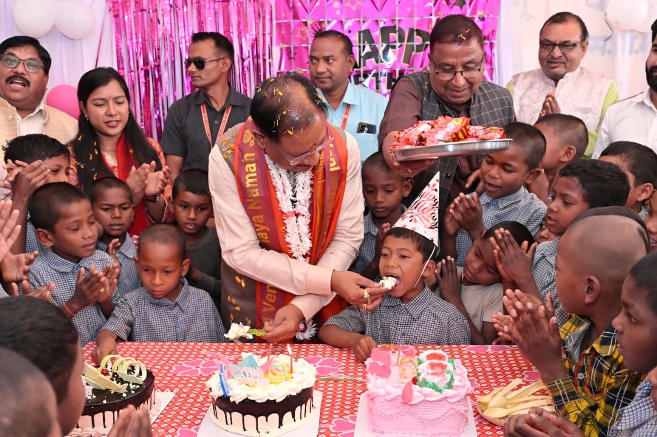 HBD CM Vishnu Deo Sai: मुख्यमंत्री विष्णुदेव साय ने बच्चों के बीच मनाया 62वां जन्मदिवस, बालक आश्रम बगिया में बांटी खुशियां 4 CM SAI BDY4jpeg