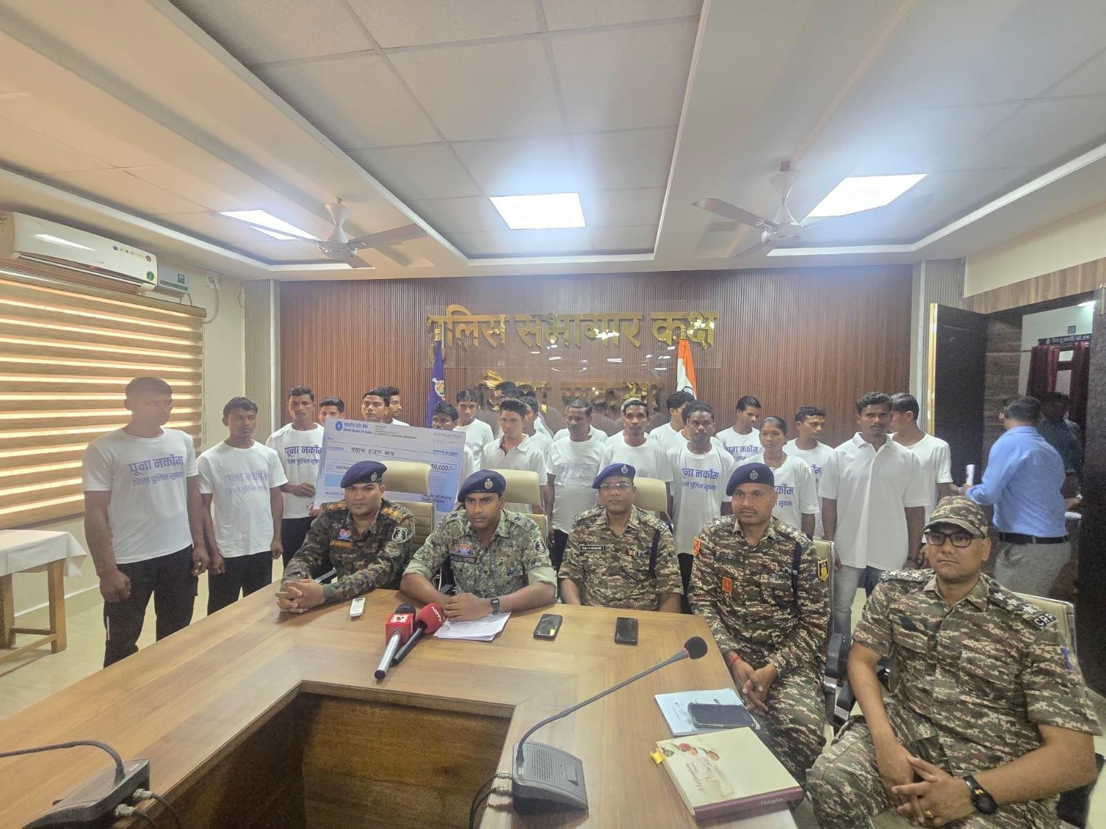 Naxalites surrender in Sukma: सुकमा में 22 नक्सलियों का आत्मसमर्पण, मुख्यधारा में लौटे; पुनर्वास नीति पर जताया भरोसा 2 HBV6WLabcAM 6bG