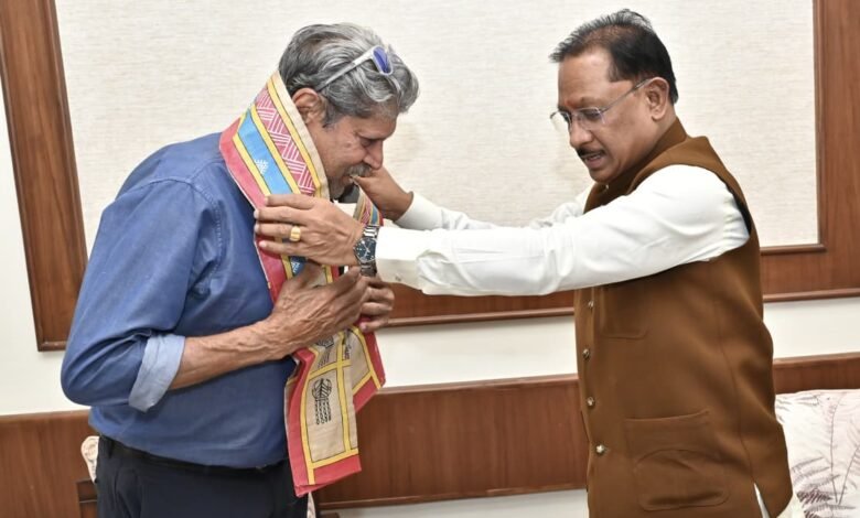 मुख्यमंत्री विष्णुदेव साय से पूर्व क्रिकेट कप्तान कपिल देव ने की सौजन्य मुलाकात, खेल विकास पर हुई सार्थक चर्चा 2 eeeeeee