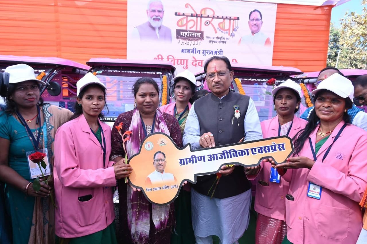 ई-रिक्शा से बच्चों को विद्यालय पहुंचाकर स्वावलंबन की मिसाल बनीं गीता दीदी 1 reehhh