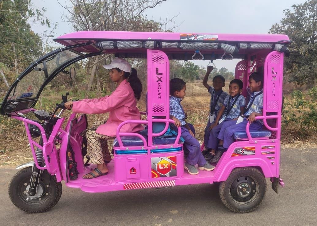 ई-रिक्शा से बच्चों को विद्यालय पहुंचाकर स्वावलंबन की मिसाल बनीं गीता दीदी 2 trr