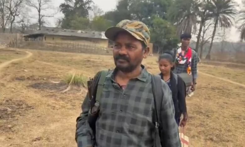 लाल आतंक पर निर्णायक प्रहार: बस्तर में हार्डकोर नक्सली कमांडर पापाराव सहित कुल 18 माओवादियों का आत्मसमर्पण