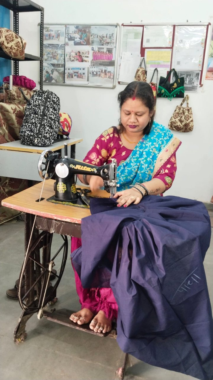 Self-Reliance And Women Empowerment: टेलरिंग के व्यवसाय में पूजा को मिला मजबूत आधार...आर्थिक रूप से हुई सक्षम 2 1772356302 7ad35f8ef96743ef612d