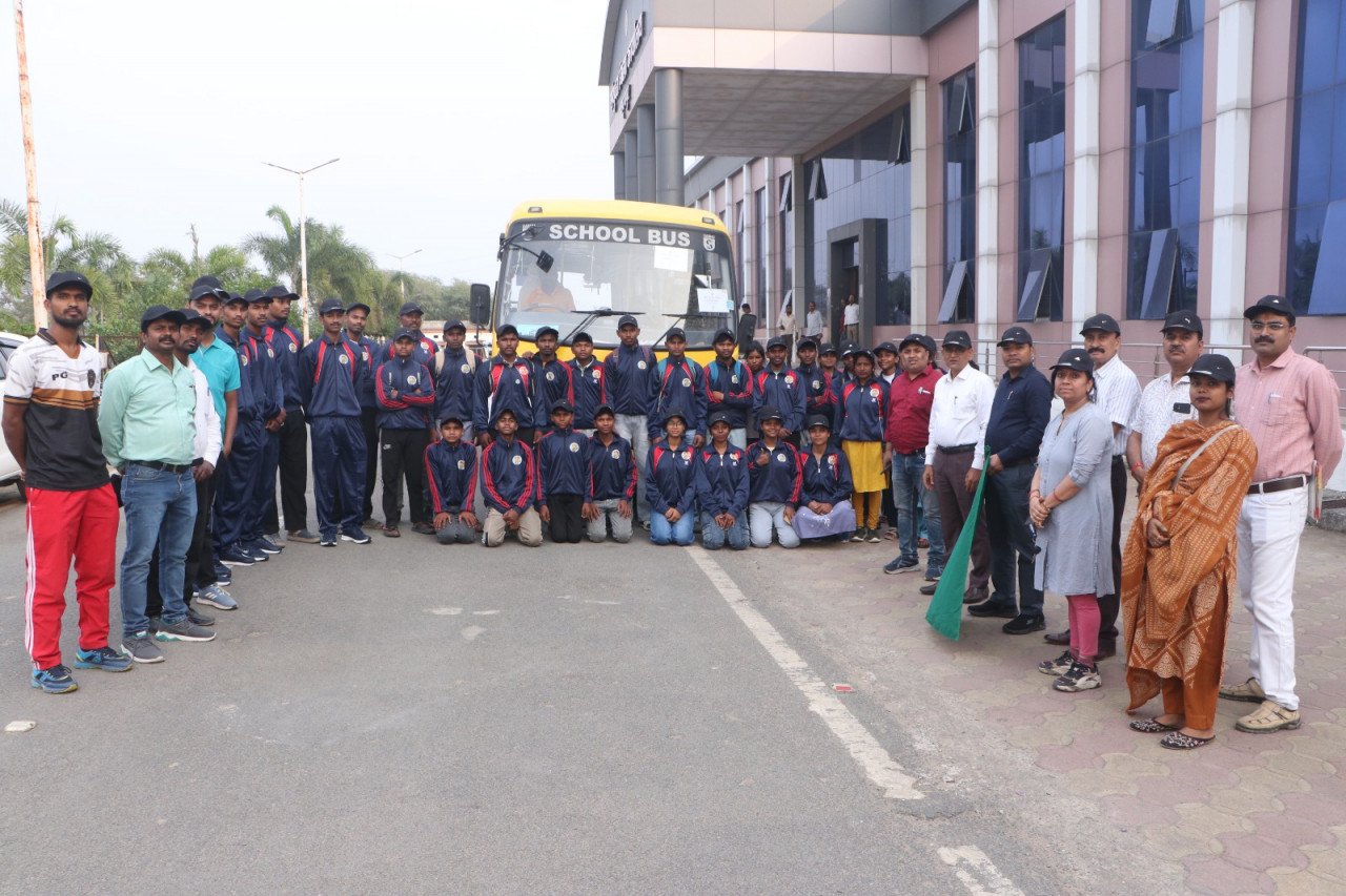 सरगुजा ओलंपिक के लिए सूरजपुर के 410 खिलाड़ी होंगे शामिल, जिला पंचायत सीईओ ने बस को हरी झंडी दिखाकर किया रवाना 1 1774011514 fb4c89bd631133700452