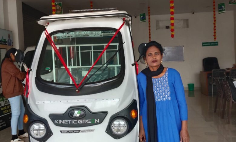 सायरा बानो बनीं आत्मनिर्भरता की मिसाल : दिव्यांगता के बावजूद ई-रिक्शा चलाकर कमा रहीं सम्मानजनक आजीविका 13 fsss