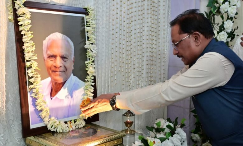मुख्यमंत्री विष्णुदेव साय ने लोकतंत्र सेनानी स्वर्गीय महावीर प्रसाद जैन को दी श्रद्धांजलि 16 pppp