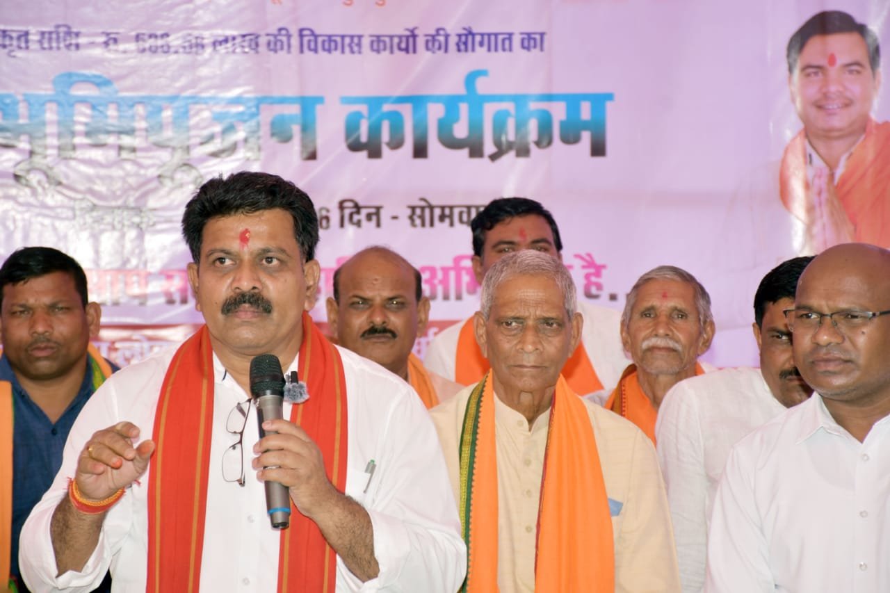 उप मुख्यमंत्री ने 5.36 करोड़ रुपए की लागत से बनने वाली सड़क निर्माण का किया भूमिपूजन 2 1775481970 70dbf8d2ebbe70ab04d4