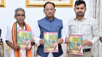 मुख्यमंत्री विष्णुदेव साय ने पद्मश्री जागेश्वर यादव के जीवन पर आधारित पुस्तक “बिरहोर जननायक” का किया विमोचन 3 1775822979 7d2e8522a5bace5f5224