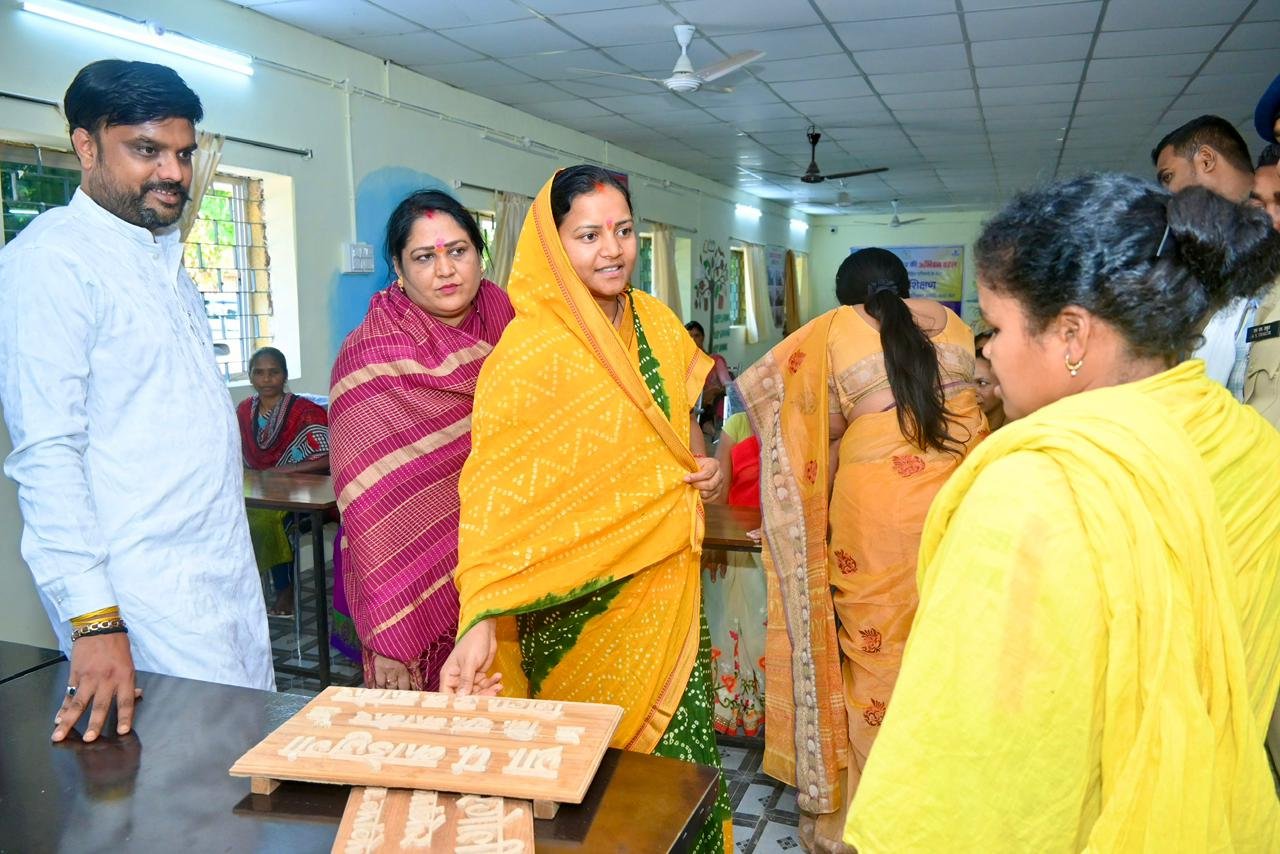 “सरकार की योजनाओं का लाभ अंतिम छोर तक पहुंचाना हमारी सर्वोच्च प्राथमिकता है” – मंत्री लक्ष्मी राजवाड़े 3 1776348566 563d6ef1bda93db66032