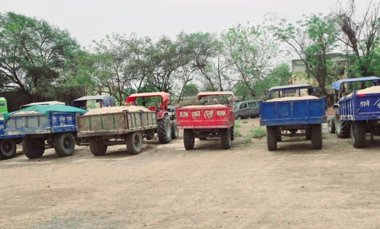 अवैध खनन मामले में 13 ट्रैक्टर और 1 हाईवा जब्त 1 wwwwdddd