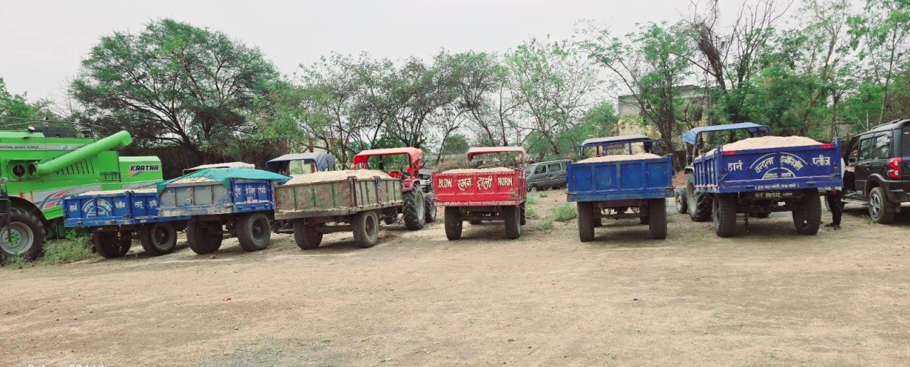 अवैध खनन मामले में 13 ट्रैक्टर और 1 हाईवा जब्त 1 wwwwdddd