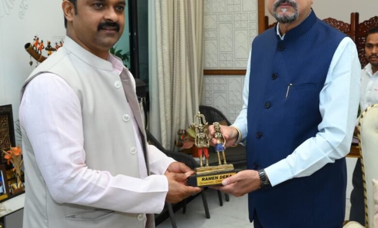 रायपुर में राज्यपाल रमेन डेका से केंद्रीय मंत्री कमलेश पासवान की सौजन्य मुलाकात 3 1778741141 53759efdad537c012c96