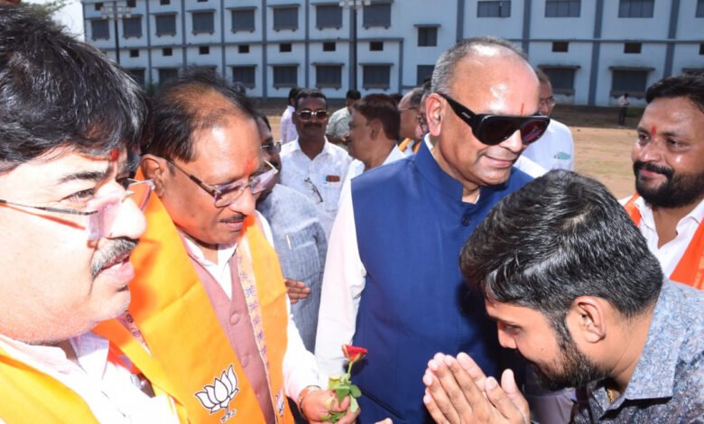 हेलीपैड पर कार्यकर्ताओं एवं जनप्रतिनिधियों ने किया जोशीला स्वागत 3 1779033767 301af164f3b9a8d36633