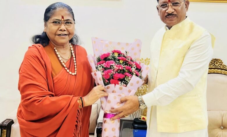 मुख्यमंत्री विष्णु देव साय से राष्ट्रीय पिछड़ा वर्ग आयोग की अध्यक्ष साध्वी निरंजन ज्योति ने की सौजन्य भेंट 2 1780833194 49b1a88b852521890695