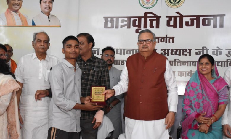 वनांचल के सपनों को मिल रहे पंख : छात्रवृत्ति योजना से बढ़ रहा बच्चों का आत्मविश्वास 1 1780847895 695b3c52cdf4d0a4d46a