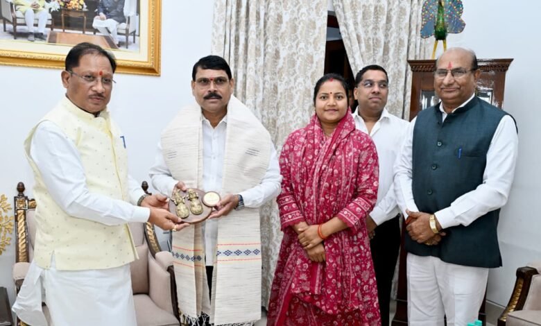 किसान हितैषी नीतियों ने दिलाई छत्तीसगढ़ को नई पहचान : छत्तीसगढ़ के कृषि विकास मॉडल का अध्ययन करने पहुंचा महाराष्ट्र का विधायक दल, मुख्यमंत्री विष्णुदेव साय से की मुलाकात 9 किसान हितैषी नीतियों ने दिलाई छत्तीसगढ़ को नई पहचान : छत्तीसगढ़ के कृषि विकास मॉडल का अध्ययन करने पहुंचा महाराष्ट्र का विधायक दल, मुख्यमंत्री विष्णुदेव साय से की मुलाकात