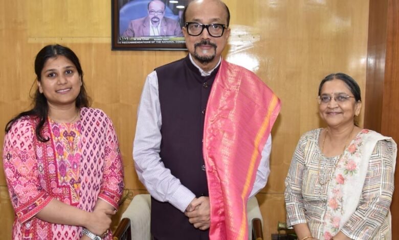 राज्यपाल डेका से सुप्रीम कोर्ट में छत्तीसगढ़ की स्टैंडिंग काउंसिल सुजैन ने की सौजन्य भेंट 7 19A 141