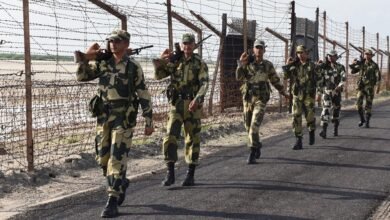 मालदा बॉर्डर पर तनाव चरम पर, घुसपैठियों के खिलाफ कार्रवाई के बीच BSF के सामने 7000 लोगों की भीड़ 3 22A 82