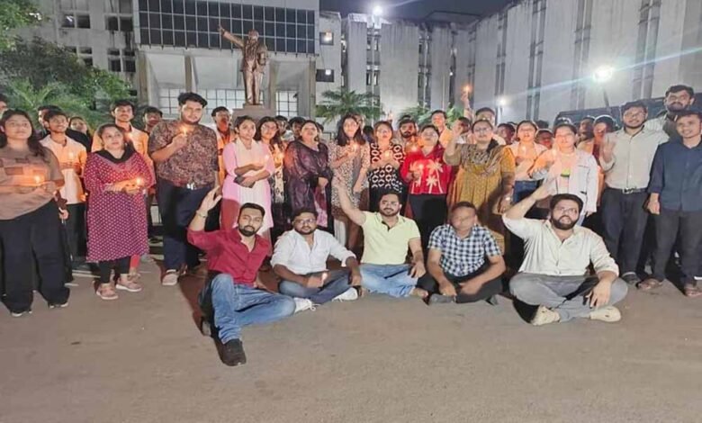 बाहरी राज्यों से आउटसोर्सिंग का विरोध, रायपुर में डॉक्टरों ने कैंडल मार्च निकालकर जताया आक्रोश 3 Chhattisgarh News 06 3 16